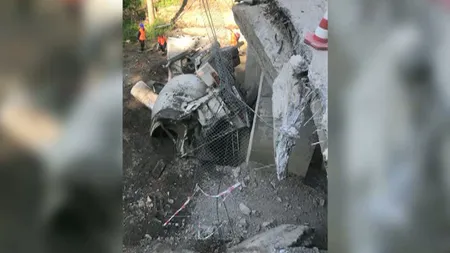 O betonieră a căzut de pe un pod din Băile Olăneşti. Şoferul a murit pe loc