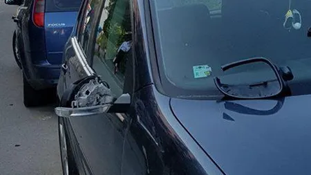 ŞOFERUL JUSTIŢIAR din Cluj. S-a apucat să vandalizeze maşinile parcate ilegal pe o stradă. Acum este căutat de poliţie FOTO