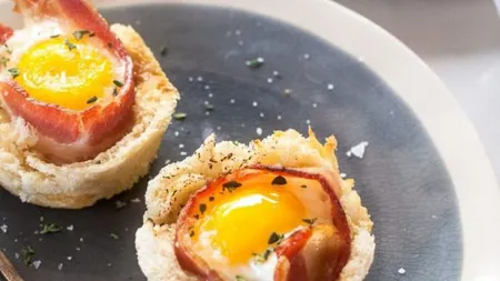 Brioşe cu ou şi bacon