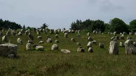 Pietrele misterioase din Carnac, o hartă cosmică folosită de civilizaţiile antice sau statui care se trezesc la viaţă în timpul nopţii?