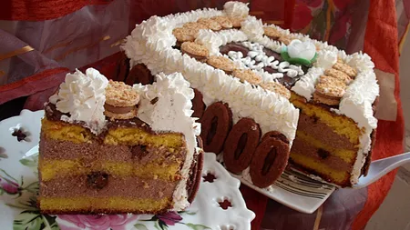 Tort cu ciocolată şi bezele