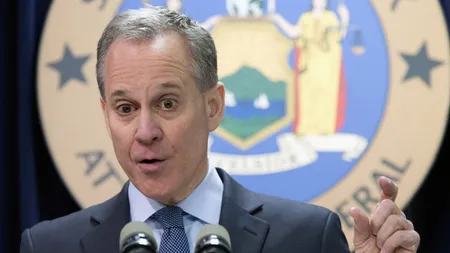 Procurorul general al New York-ului şi-a dat demisia după ce a fost acuzat de agresiune