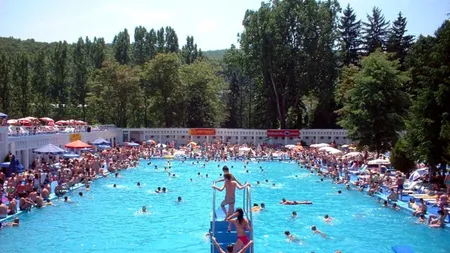 Un bărbat a murit după ce a leşinat într-un bazin din staţiunea Geoagiu-Băi