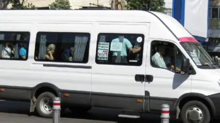 Şofer de microbuz inconştient pune viaţa pasagerilor în pericol. Butonează două telefoane şi numără banii, în timp ce conduce VIDEO