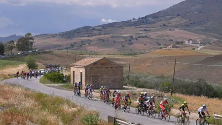 Turul Italiei, caravana a ajuns pe Etna. Esteban Chavez a sosit primul, Simon Yates a preluat tricoul roz VIDEO