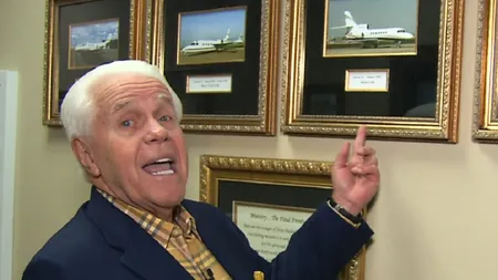 Un predicator le cere adepţilor lui să îl ajute să-şi cumpere al patrulea avion: 