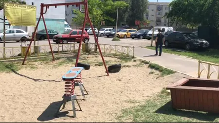 Gardul unui teren de joacă a căzut peste doi copii, în Constanţa