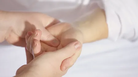 7 simptome serioase pe care mâinile le transmit primele. Fii atent la aceste semne!