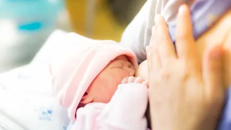 Scandal viral pe Facebook: Mamă jignită grosolan de un bucătar chef pentru că voia să-şi alăpteze copilul