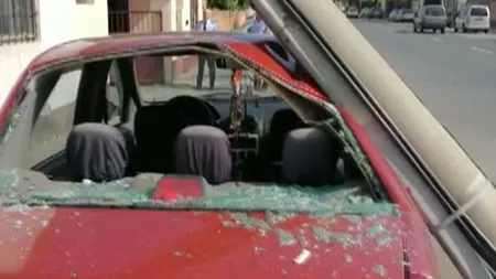 Maşină distrusă de un stâlp doborât de utilajul folosit la ridicarea autoturismelor parcate ilegal