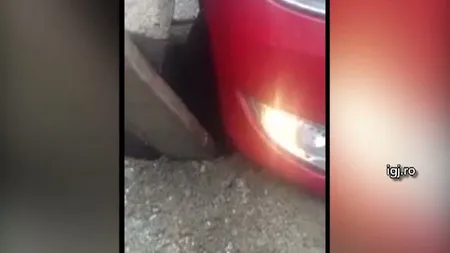 Maşina unui turist din Argeş a ajuns într-o gaură de canal