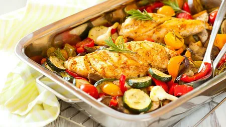 IDEE DE CINĂ Piept de pui cu legume la cuptor