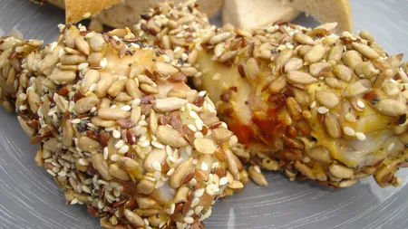 IDEE DE CINĂ: Piept de pui în crustă de seminţe