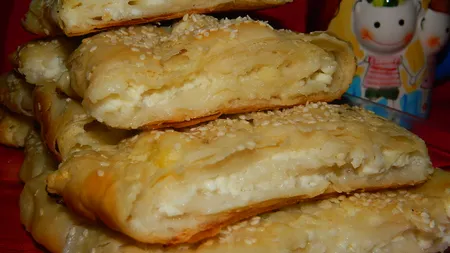 DESERTUL ZILEI: Plăcintă zâmbareaţă cu brânză