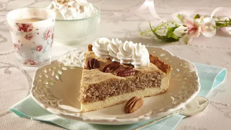 Tartă cu bezea de nuci pecan