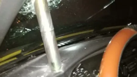Maşină parcată între blocuri, lovită de RACHETĂ de semnalizare într-o parcare Craiova. Parchetul Militar face ANCHETĂ