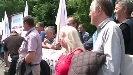 A doua zi de proteste în faţa Guvernului. Sindicaliştii din industria de Apărare vor avea discuţii cu vicepremierul Viorel Ştefan