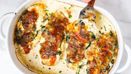 REŢETA ZILEI: Pui gratinat cu brânză şi spanac