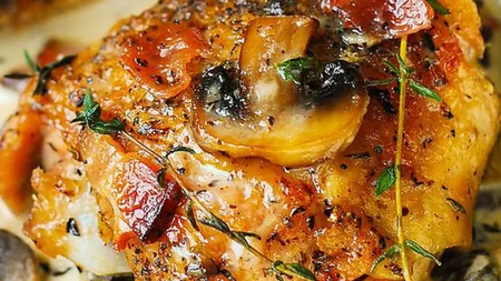 IDEE DE CINĂ: Pulpe de pui în sos cremos cu bacon şi ciuperci