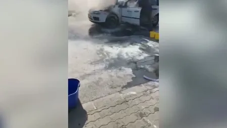 Panică pe o stradă din Timişoara. Un taxi a fost cuprins de flăcări