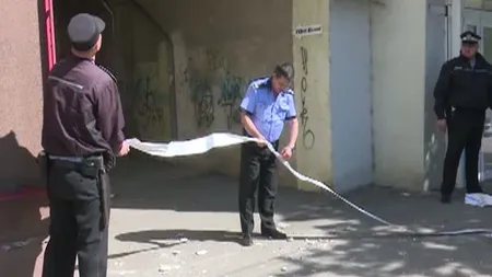 ATENŢIE, cade tencuială în centrul oraşului. Pietonii sunt în pericol