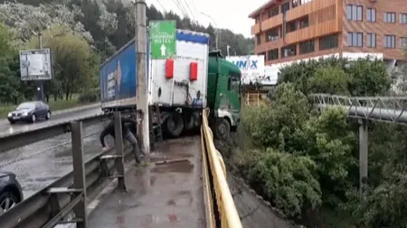 TIR rămas suspendat deasupra unei râpe