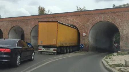Un TIR a intrat în tunelul Bastionului Theresia din Timişoara, la un pas să distrugă un zid