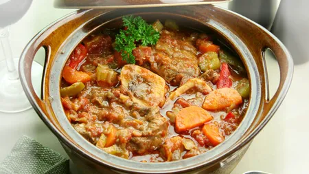 Reţete pentru copii: Tocăniţă legume cu piept de pui