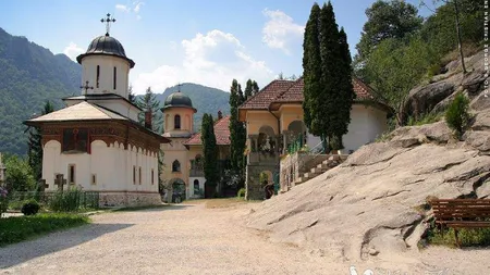 Povestea mănăstirii din România unde au loc MINUNI DUMNEZEIEŞTI. A ars aproape din temelii în trecut, iar accesul se făcea cu barca