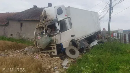 Un copil de 3 luni a fost rănit după ce un autocamion a intrat într-o casă