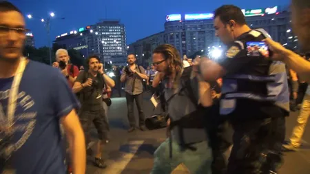 Jurnalistul german ridicat de jandarmi în Piaţa Victoriei povesteşte ce a păţit la secţia de poliţie. Reacţia Jandarmeriei
