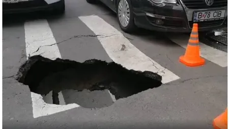 Stradă surpată în mijlocul Bucureştiului. Gaura în asfalt a apărut pe o trecere de pietoni, lângă Conservator