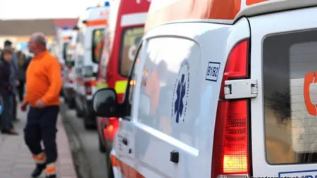 O maşină a luat foc în mers. Şoferul e în stare gravă