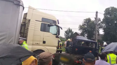 Accident cumplit, maşină spulberată de un TIR. O persoană a murit, iar alte trei sunt în stare foarte gravă GALERIE FOTO