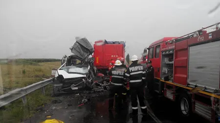 Accident GRAV în Brăila. Un microbuz care transporta persoane şi un TIR s-au ciocnit: doi morţi şi patru răniţi