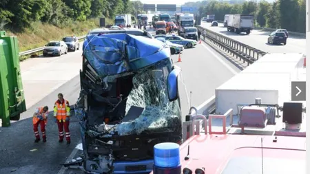 Un mort şi peste 30 de răniţi în coliziunea dintre un autocar şi un camion