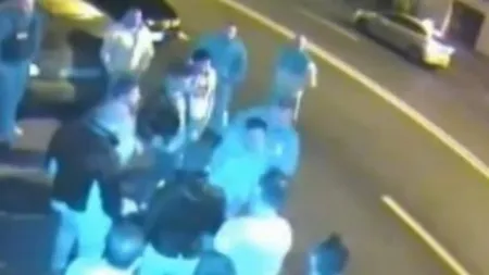 Tânăr bătut crunt de nouă bărbaţi într-un club din Cluj