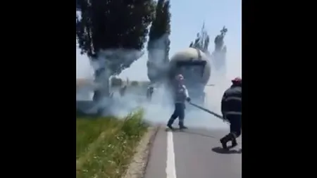 Camion în flăcări în judeţul Prahova. Rezervorul a explodat - VIDEO