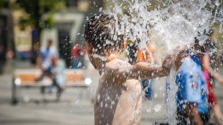 PROGNOZA METEO în weekend. Vreme în prag de caniculă, dar şi ploi torenţiale, intensificări ale vântului şi grindină