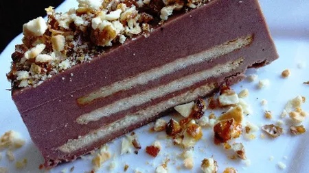DESERTUL ZILEI: Ciocolată de casă cu biscuiţi