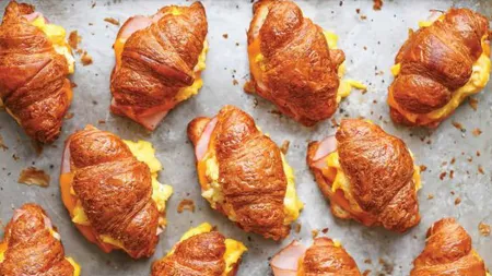 REŢETA ZILEI: Croissante cu ou şi şuncă