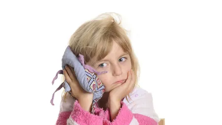 Copilul şi-a introdus un corp străin în ureche? Iată ce e de făcut