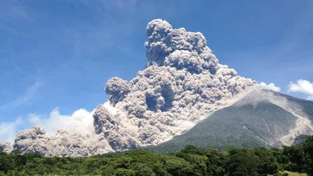 Erupţie puternică a vulcanului Fuego. Panică la 50 de kilometri de capitală, sunt explozii puternice