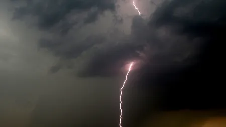 Furtuni violente în următoarele ore. Unde sunt aşteptate fenomene meteo periculoase. A fost emis COD GALBEN