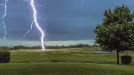 Alerte meteo de furtuni cu fulgere şi grindină pentru mai multe judeţe