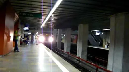 Bărbat prins sub metrou în staţia Basarab
