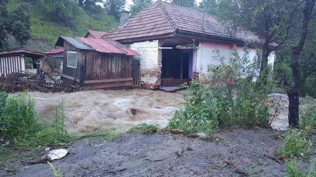 Inundaţiile fac prăpăd: bărbat luat de viitură, localităţi sub ape, trafic feroviar întrerupt, circulaţie deviată