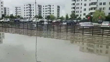 Ploile au făcut prăpăd în Capitală. Un cartier rezidenţial de lux a ajuns sub ape VIDEO