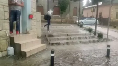 Străzi inundate la Cluj după o ploaie scurtă de vară. Apa depăşeşte şi 20 centimetri VIDEO