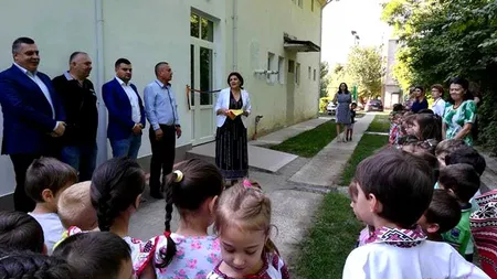 S-a tăiat panglica pentru o scară de incendiu. Primarul a fost întâmpinat cu colac şi sare
